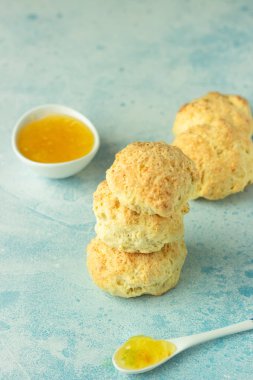 Limon reçel ile geleneksel İngiliz çörekler.