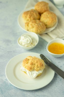 Limon reçel ve krema ile geleneksel İngiliz çörekler. Metin için yer kopyalayın.