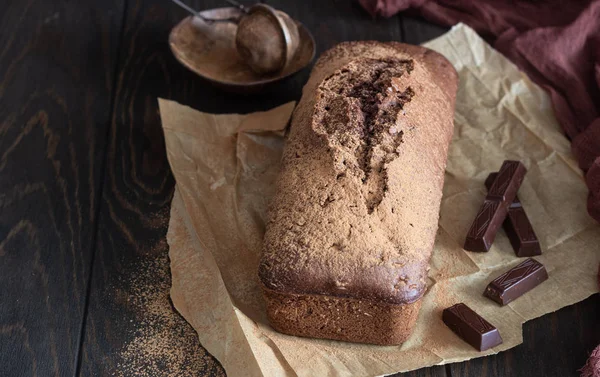 Deliziosa Torta Cioccolato Fondente Carta Sfondo Legno Scuro Concentrazione Selettiva — Foto Stock