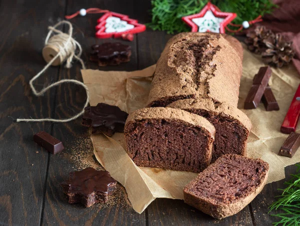 暗い背景の木に紙の上おいしいダーク チョコレート ケーキ 選択と集中 領域をコピーします クリスマスや新年のチョコレート ケーキ — ストック写真