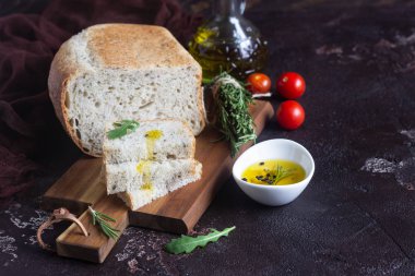 Ekmek, mozzarella peyniri, domates, zeytin yağı, roka ve biberiye. Sandviç tarifi kopya alanı. 