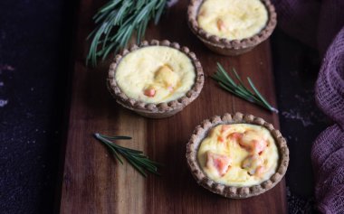 Mini tartlets krem peynir dolum ve eski kahverengi zemin üzerine somon ile.