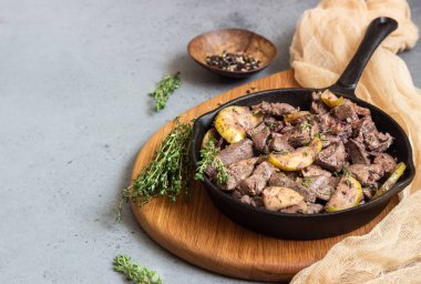 Elma, soğan ve kekik bir tavada kızarmış tavuk karaciğer. 