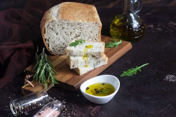 Gesneden Van Vers Brood Extravergine Olijfolie Donkere Bruine Achtergrond — Stockfoto