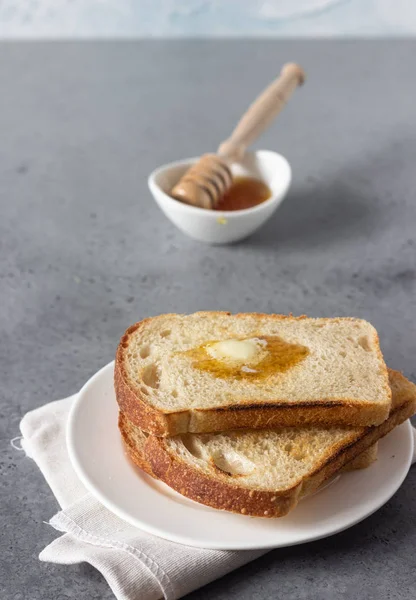 Toastbrot Und Butter Mit Honig Auf Grauem Steinhintergrund — Stockfoto