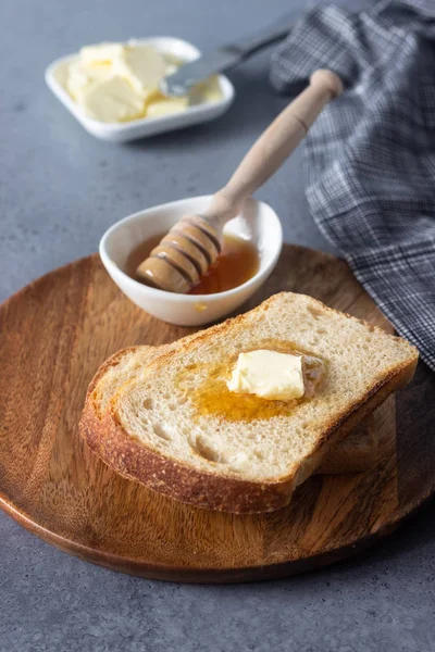 Fatias Pão Torrado Manteiga Com Mel Sobre Fundo Pedra Cinza — Fotografia de Stock