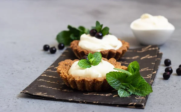 Mini Torták Tartlets Tejszínhabbal Vagy Puding Friss Bogyós Gyümölcsök Menta — Stock Fotó