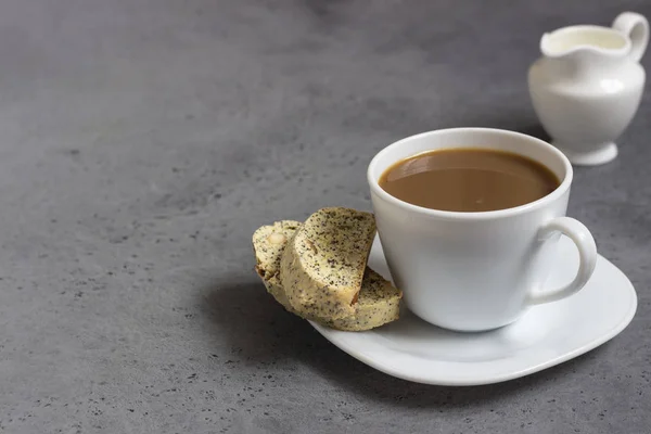 Biscotti Oder Cantuccini Mit Haselnüssen Und Mohn Und Einer Tasse — Stockfoto