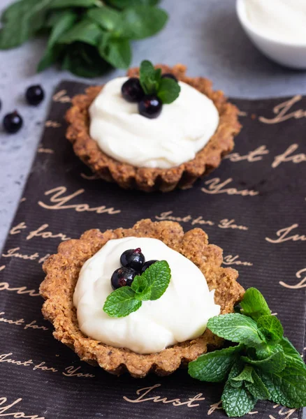 Mini Tarts Tartlets Whipped Cream Custard Fresh Berries Served Mint — Stock Photo, Image