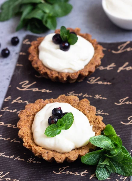 Mini Torták Tartlets Tejszínhabbal Vagy Puding Friss Bogyós Gyümölcsök Menta — Stock Fotó