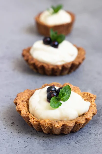 Mini Törtchen Mit Schlagsahne Oder Pudding Und Frischen Beeren Serviert — Stockfoto
