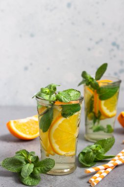 Nane ile turuncu ev yapımı limonata ile cam. Metin için yer kopyalayın.