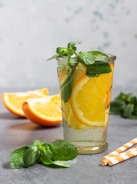 Glas Mit Hausgemachter Orangenlimonade Mit Minze Kopierraum Für Text — Stockfoto