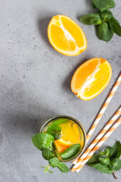 Glas Mit Hausgemachter Orangenlimonade Mit Minze Kopierraum Für Text — Stockfoto