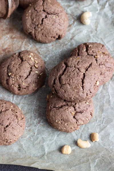 Deliciosas Galletas Chocolate Con Nueces Mesa Hormigón Viejo Oscuro Copiar — Foto de Stock