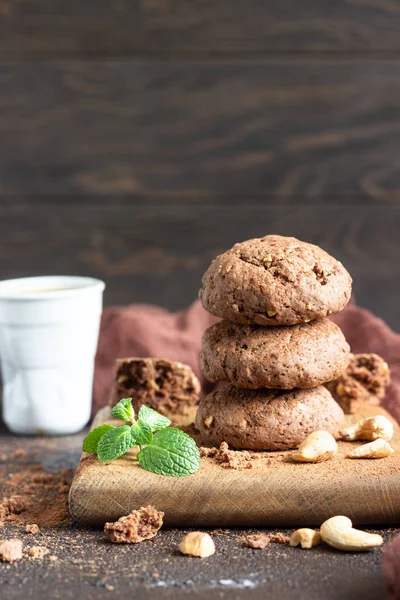 Galletas Chocolate Para Desayuno Con Menta Nueces Anacardo Tabla Cortar — Foto de Stock