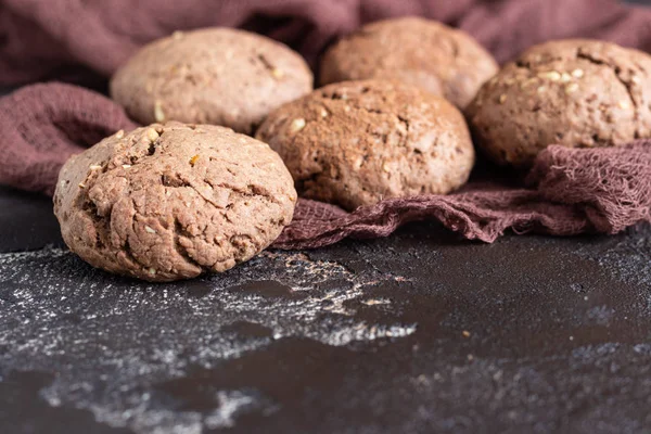 Deliciosas Galletas Chocolate Con Nueces Mesa Hormigón Viejo Oscuro Copiar — Foto de Stock