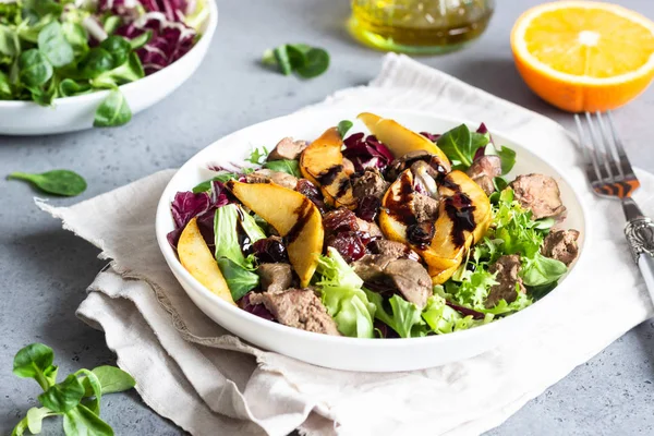 Salada Quente Com Fígado Frango Frito Pêra Caramelizada Cranberries Secas Imagens De Bancos De Imagens