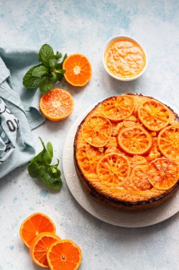 Bir gökyüzü mavi taş veya beton arka plan baş aşağı mandalina kek.