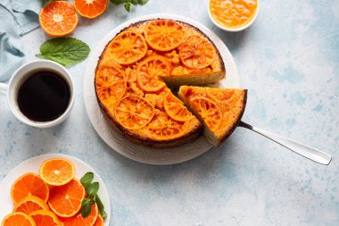 Bir gökyüzü mavi taş veya beton arka plan baş aşağı mandalina kek.