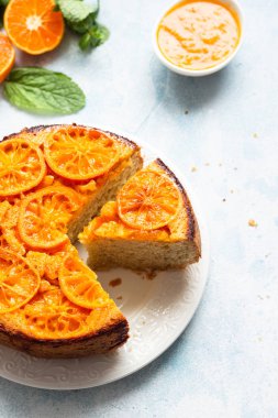 Bir gökyüzü mavi taş veya beton arka plan baş aşağı mandalina kek.