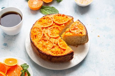 Bir gökyüzü mavi taş veya beton arka plan baş aşağı mandalina kek.