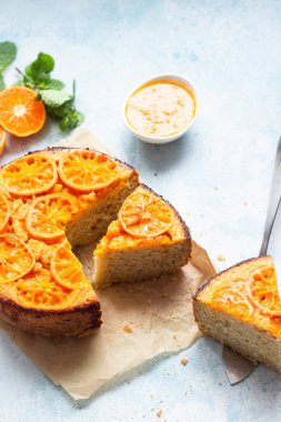 Bir gökyüzü mavi taş veya beton arka plan baş aşağı mandalina kek.