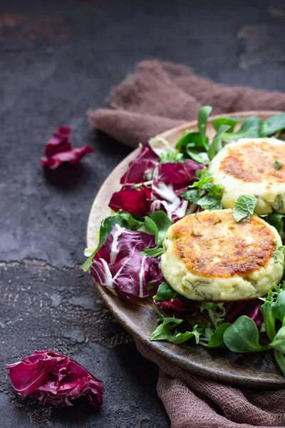 Kwark Pannenkoeken Syrniki Met Kaas Groene Dille Peterselie Geserveerd Met — Stockfoto