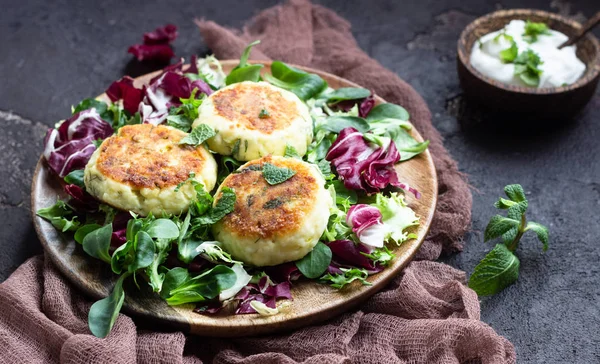 Kwark Pannenkoeken Syrniki Met Kaas Groene Dille Peterselie Geserveerd Met — Stockfoto