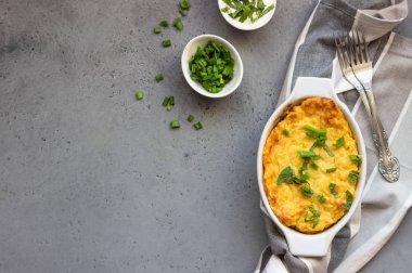 Peynir ve yeşil soğan ile patates güveç ekşi krema ve nane ile servis. Vejetaryen yiyecekler. Kopya alanı.