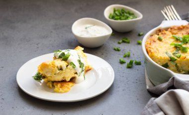 Peynir ve yeşil soğan ile patates güveç ekşi krema ve nane ile servis. Vejetaryen yiyecekler. Kopya alanı.