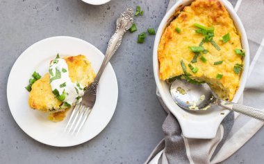 Peynir ve yeşil soğan ile patates güveç ekşi krema ve nane ile servis. Vejetaryen yiyecekler. Kopya alanı.