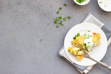 Peynir ve yeşil soğan ile patates güveç ekşi krema ve nane ile servis. Vejetaryen yiyecekler. Kopya alanı.