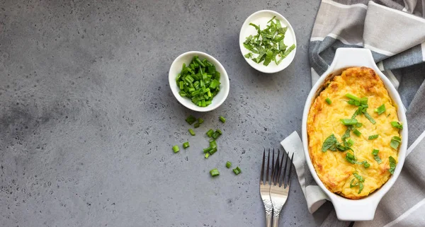 Cazuela Patatas Con Queso Cebolla Verde Servida Con Crema Agria —  Fotos de Stock