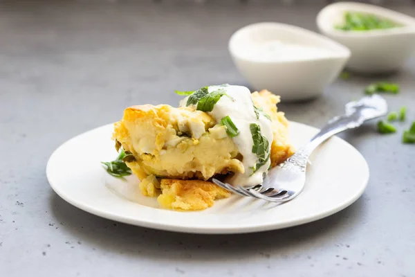 Картофельная Запеканка Сыром Зеленым Луком Подается Сметаной Мятой Вегетарианская Еда — стоковое фото