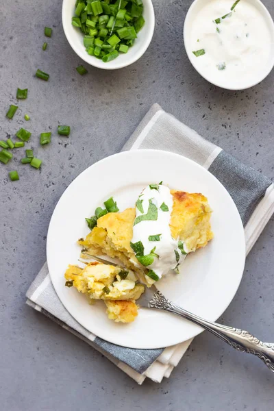 Cazuela Patatas Con Queso Cebolla Verde Servida Con Crema Agria —  Fotos de Stock