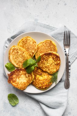 Kabak börek taze otlar ve yoğurt sos ile servis. Vejetaryen Kabak krep. Kopya alanı.