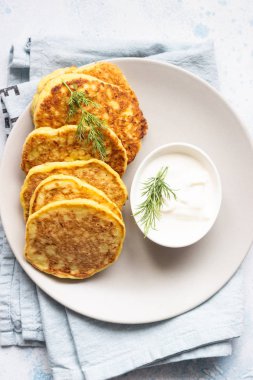 Kabak börek taze otlar ve yoğurt sos ile servis. Vejetaryen Kabak krep. Kopya alanı.