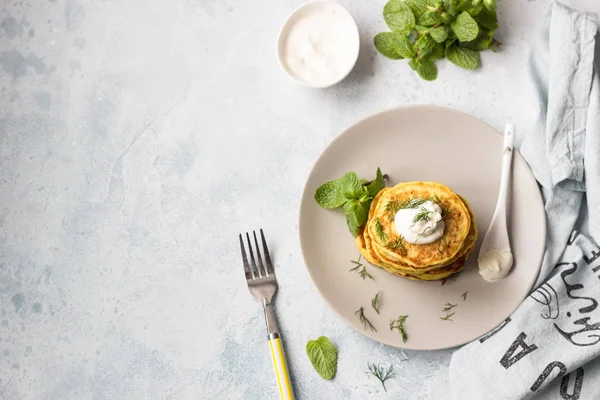 Beignets Van Courgette Geserveerd Met Verse Kruiden Yoghurt Dressing Vegetarische — Stockfoto