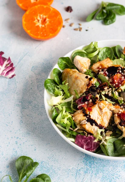 Mescolare Insalata Con Tacchino Alla Griglia Pollo Semi Agrumi Condimento — Foto Stock