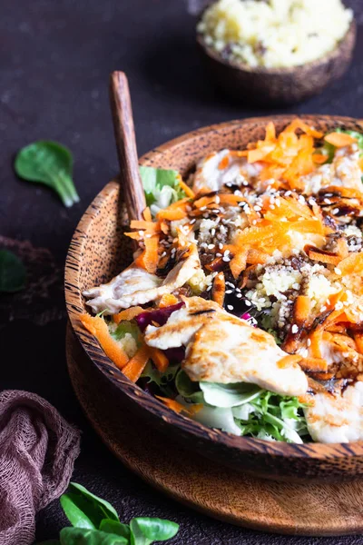 Cena Sana Equilibrada Buda Bowl Almuerzo Con Cuscús Pavo Zanahoria —  Fotos de Stock