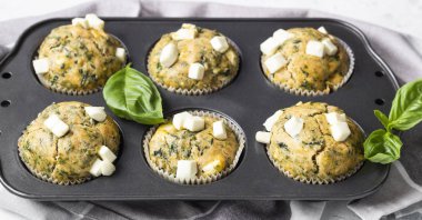 Çörek teneke içinde ıspanak ve beyaz peynirli kek. Açık renkli. Kopya alanı.