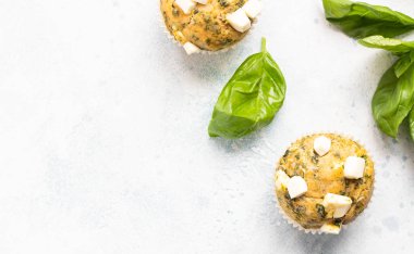 Taze pişmiş kek ıspanak ve beyaz peynir ile. Açık renkli. Kopya alanı.