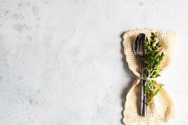 Bahar sofra. Hafif beton arka plan. Üstten görünüm. Kopya alanı.