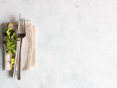 Bahar sofra. Hafif beton arka plan. Üstten görünüm. Kopya alanı.