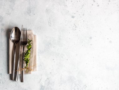 Bahar sofra. Hafif beton arka plan. Üstten görünüm. Kopya alanı.