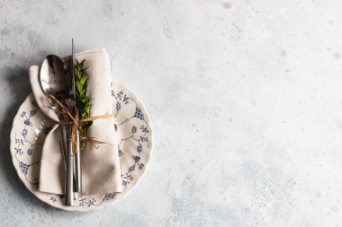 Rustik sofra şimşir kopya alanı hafif beton tablo ile. Tatil dekorasyon Provence stili. Romantik bir akşam yemeği. Üstten görünüm.