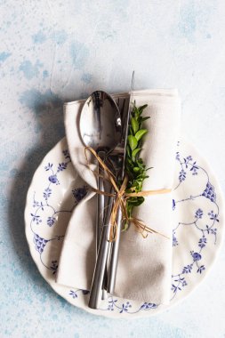 Rustik sofra şimşir kopya alanı hafif beton tablo ile. Tatil dekorasyon Provence stili. Romantik bir akşam yemeği. Üstten görünüm.