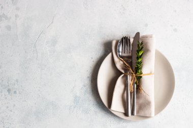 Rustik sofra şimşir kopya alanı hafif beton tablo ile. Tatil dekorasyon Provence stili. Romantik bir akşam yemeği. Üstten görünüm.