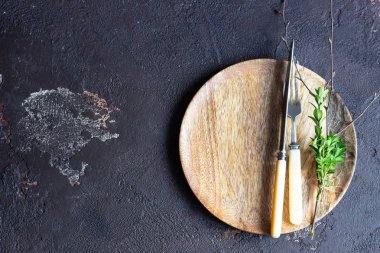 Rustik sofra şimşir kopya alanı hafif beton tablo ile. Tatil dekorasyon Provence stili. Romantik bir akşam yemeği. Üstten görünüm.